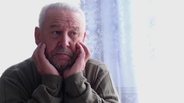Een oudere man met grijs haar heeft hoofdpijn.. — Stockvideo