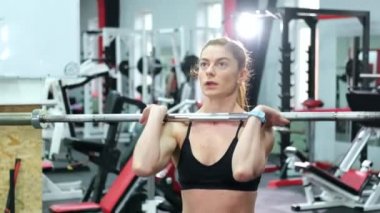 Atletik Güzel Kadın Spor salonunda halterli Deadlift Yapıyor.