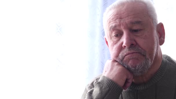 Eenzame grootvader in een verpleeghuis. — Stockvideo