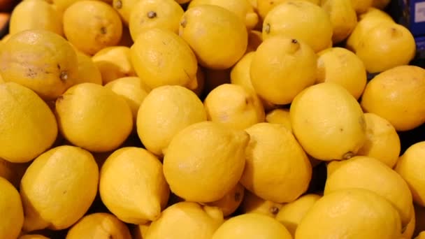 Sok citrom a gyümölcspiacon, bio étel a vegetáriánusoknak.. — Stock videók