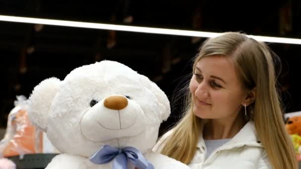 Mooi meisje knuffelen een Groot wit teddy beer — Stockvideo