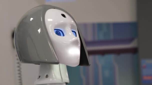 Лицо умной девушки-робота. Современные технологии — стоковое видео