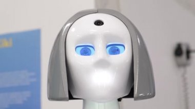 Bir kadın robotun yüzü. Robot bir kız şekline bürünmüş.