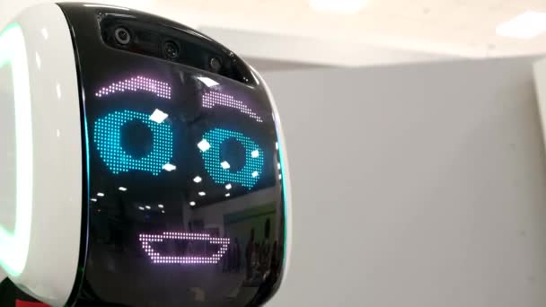 Roboten talar in i kameralinsen, smart artificiell intelligens — Stockvideo