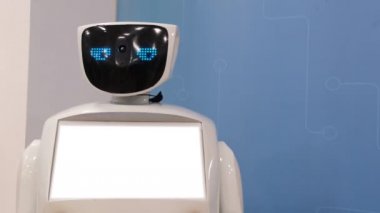 Modern bir robot ileriye bakar. Reklam metni için boşluk. 