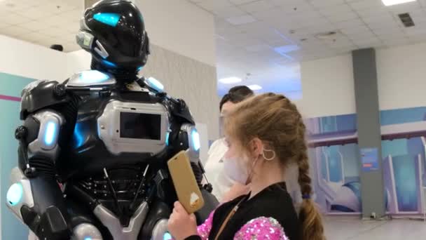 Kinder betrachten intelligente Roboter mit künstlicher Intelligenz. — Stockvideo