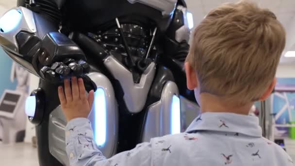 Děti se dívají na humanoidního robota na výstavě. — Stock video