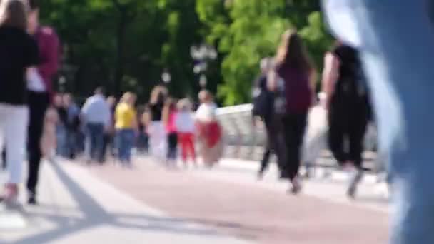 Timelapse de una masa de personas caminando rápido, fondo borroso — Vídeos de Stock