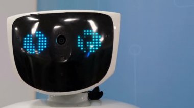 Mavi gözlü robot surat. Yapay zekaya sahip akıllı robot.