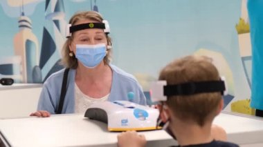 Anne ve oğlu zihin kontrolü ile entelektüel oyunlar oynuyorlar.