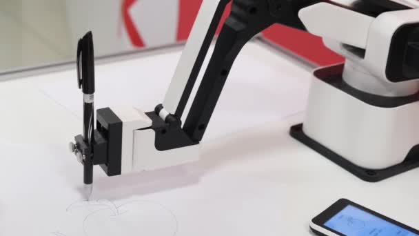 Ein moderner Roboter zeichnet ein Bild mit einem Kugelschreiber — Stockvideo
