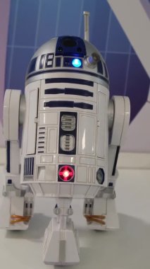 Yapay zekaya sahip akıllı bir robot. Modern teknolojilerin sergisi.
