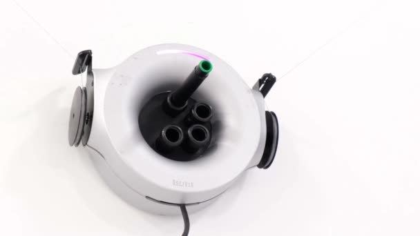 Современный робот рисует картину на белом холсте — стоковое видео