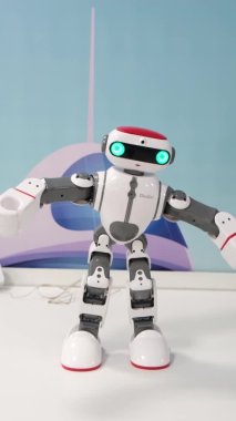 Küçük bir robot dans ediyor. Modern robot teknolojileri.