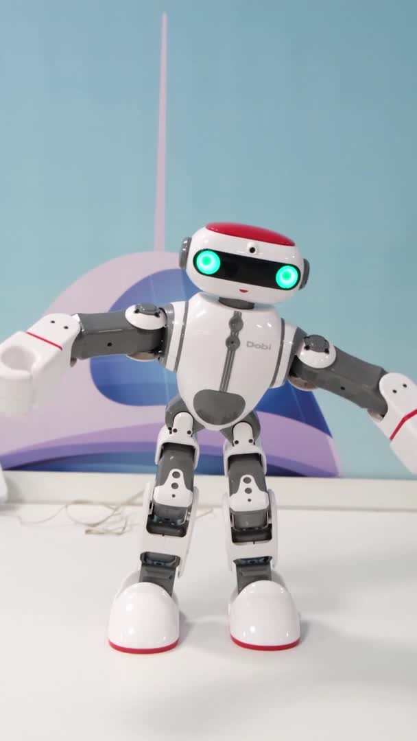 Een kleine robot danst. Moderne robottechnologieën. — Stockvideo