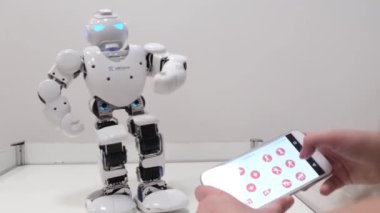 Akıllı telefonunu kullanarak robotu kontrol et. Akıllı robot zekası.