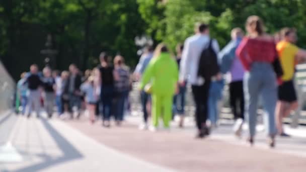 Een menigte mensen die in stadsparken lopen. Waas-effect — Stockvideo