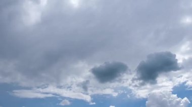 Büyük beyaz bir bulut güneşi kapladı. Yaz zamanı mavi gökyüzü. 