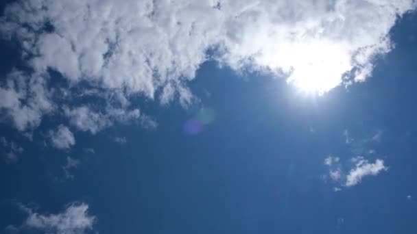 Blauwe lucht in pluizige witte wolken. Zomertijd blauwe lucht. — Stockvideo