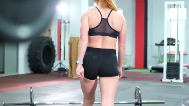 Bodybuilder doet oefeningen om gewichtheffen op te heffen in een trainingsfaciliteit. — Stockvideo