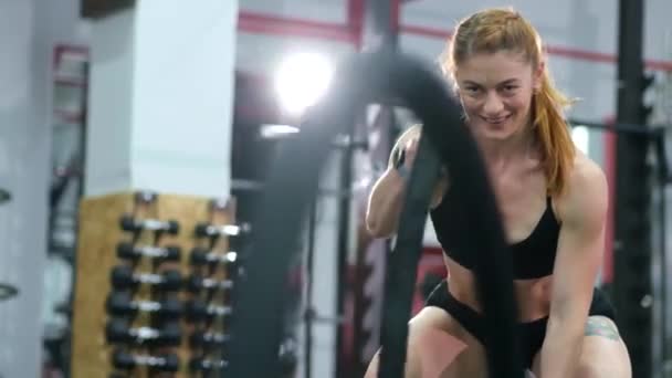 Sportnő edz a funkcionális edzőteremben gyakorolja a harci kötelek. — Stock videók