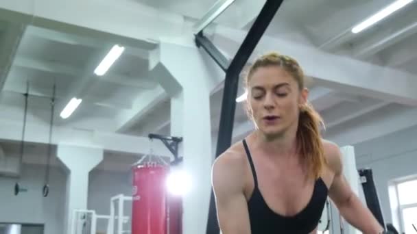 A lány kalapáccsal veri az edzést.. — Stock videók