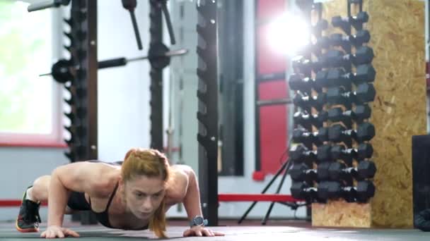 Chica en entrenamiento crossfit. Formación física de una joven — Vídeos de Stock