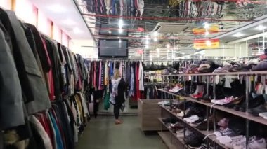 Alışveriş merkezinin içine bak. İkinci el. 