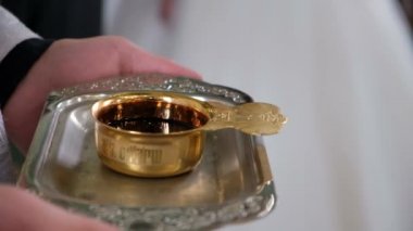 Ortodoks Kilisesi 'nde komünyon için bir kase şarap. Hıristiyanlık dini kavramı.