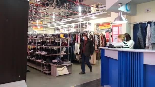 Muitas pessoas escolhem roupas na loja Segunda mão — Vídeo de Stock