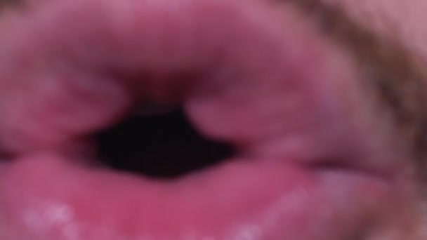 Крупним планом рот розмовного чоловіка . — стокове відео