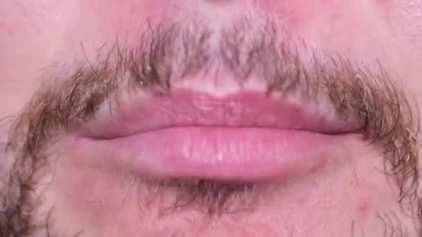 Gros plan d'un homme criant la bouche grande ouverte — Video