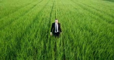 Tarım uzmanı genç arpa ekinlerinin büyümesini kontrol ediyor.