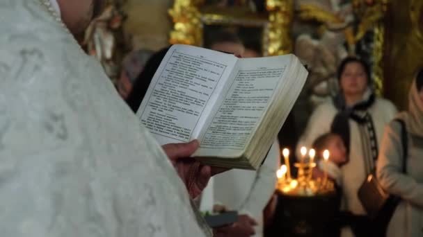 De priester leest een gebed voor in de kerk. — Stockvideo