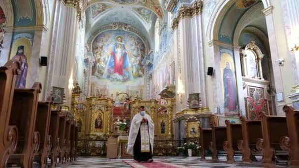 O padre caminha dentro da igreja. — Vídeo de Stock