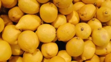 Sebze pazarının tezgahında sarı limon hasadı,