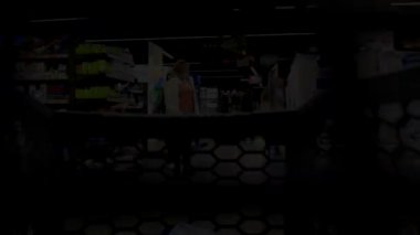 Süpermarkette tramvay, mağazada ticaret konsepti, pazarda alıcı