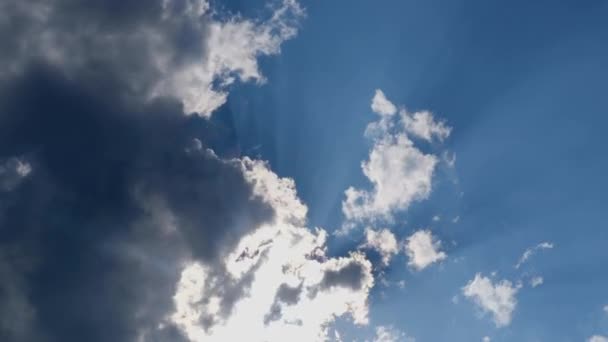 Včasná doba krásné bílé mraky na pozadí modré oblohy — Stock video