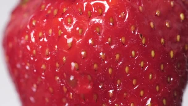 Μεγάλη κόκκινη φράουλα γυρίσματα κοντά — Αρχείο Βίντεο
