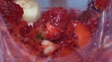 Sulu olgun çilekler miksere karıştırılır.. 