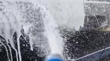 Arabayı köpüklü şampuanla temizliyorum.. 