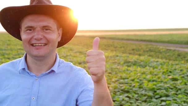 Portret van een lachende landbouwkundige, blij met zijn oogst, duim omhoog. — Stockvideo