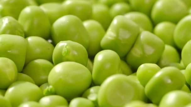 Fresh green peas rotate. Close up. — Stock Video