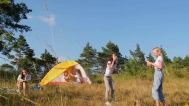 Mutlu çocuklar çadırda dinleniyor. Doğa. Orman. Temiz hava..