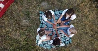 Çadırın yanındaki battaniyenin üzerinde tatilde eğlenen bir kızın en güzel görüntüsü.. 