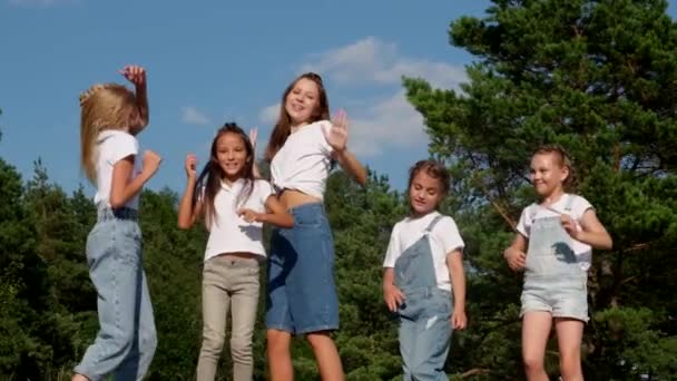 Enfants heureux s'amusant en vacances dans un camp de tente. Les enfants sautent de joie. — Video