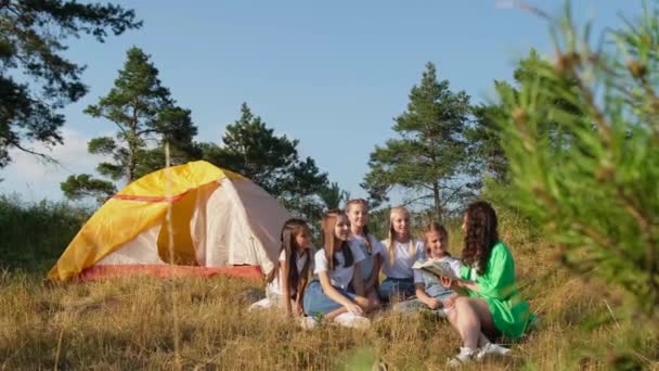 Kinder mit einem Lehrer in einem Camp in der Natur, Ruhe im Wald. — Stockvideo