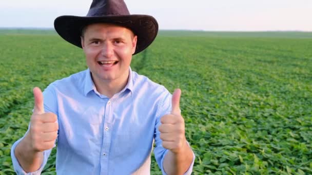 Usmívající se mladý farmář spokojený se svou sklizní, ukazující palec nahoru. — Stock video