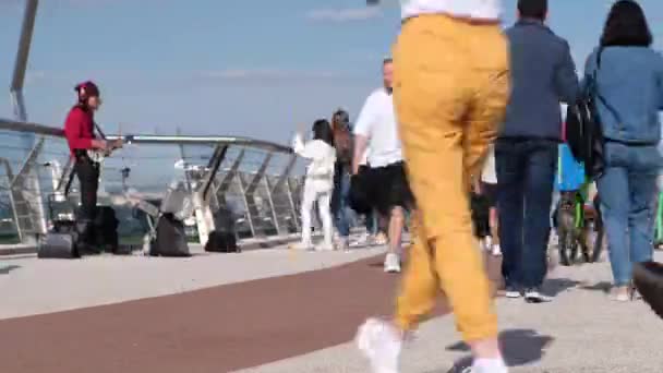 Zeitraffer-Gruppe von Menschen, die auf der Brücke gehen. Fußgängerbrücke Ukraine. — Stockvideo