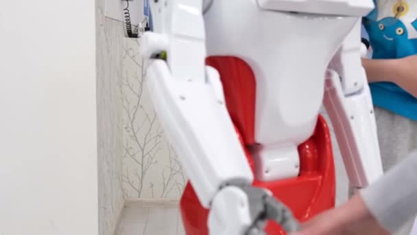 Menschlicher Händedruck mit einem Roboter. Das Konzept der menschlichen Interaktion mit künstlicher Intelligenz. — Stockvideo